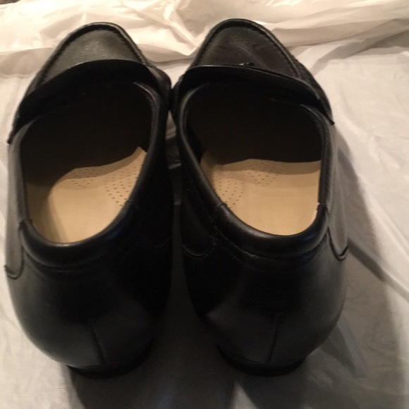 SAS Black 7.5 M Shoe w/ Slight Heel - Picture 3 of 8
